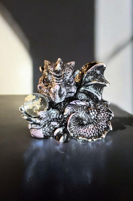 Dragon statue, the guardian of light