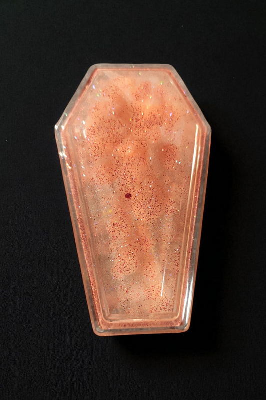 Epoxy resin “coffin” tin with glitter & glow-in-the-dark pigments – stylish and unique