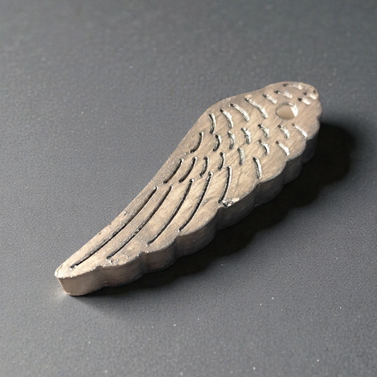 Small ceramic wings in gold or silver