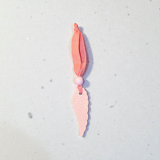 Ceramic feather pendant in pastel shades – hand-cast with wooden bead & ribbon | Guardian angel decoration