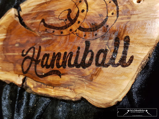 Bark discs as door and box signs for horses