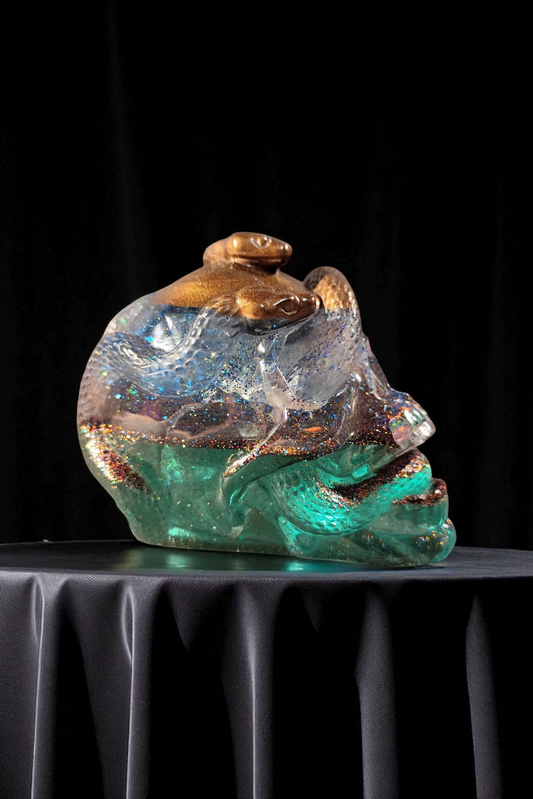 Skull with Snakes – Unique Epoxy Resin Piece with Glitter & Pigments – Handmade Horror Decoration