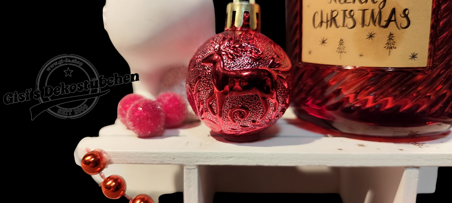 Weihnachtsdeko mit Schlitten, Schneemann, Kerze, Christbaumkugel Rot