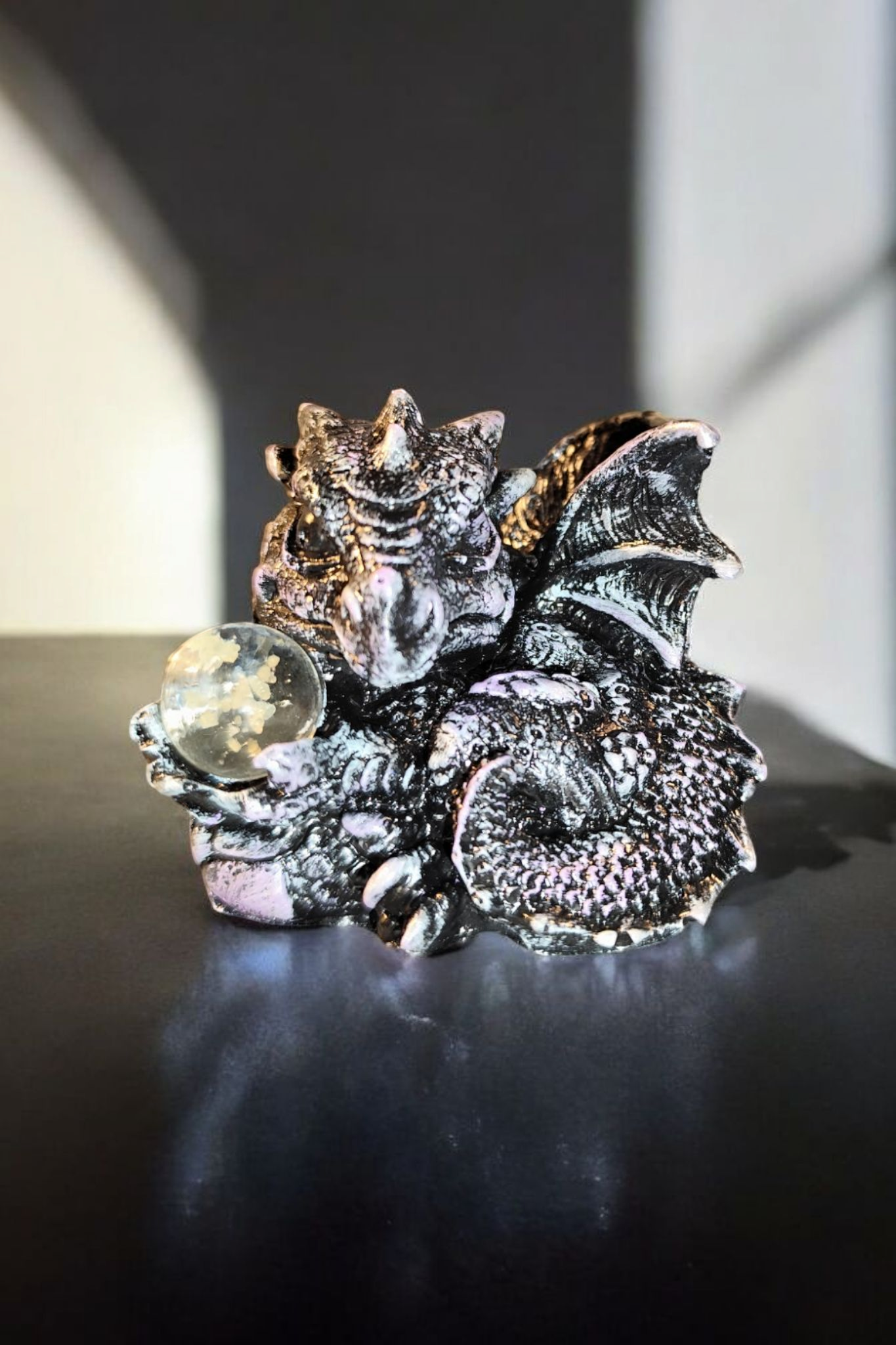 Dragon statue, the guardian of light