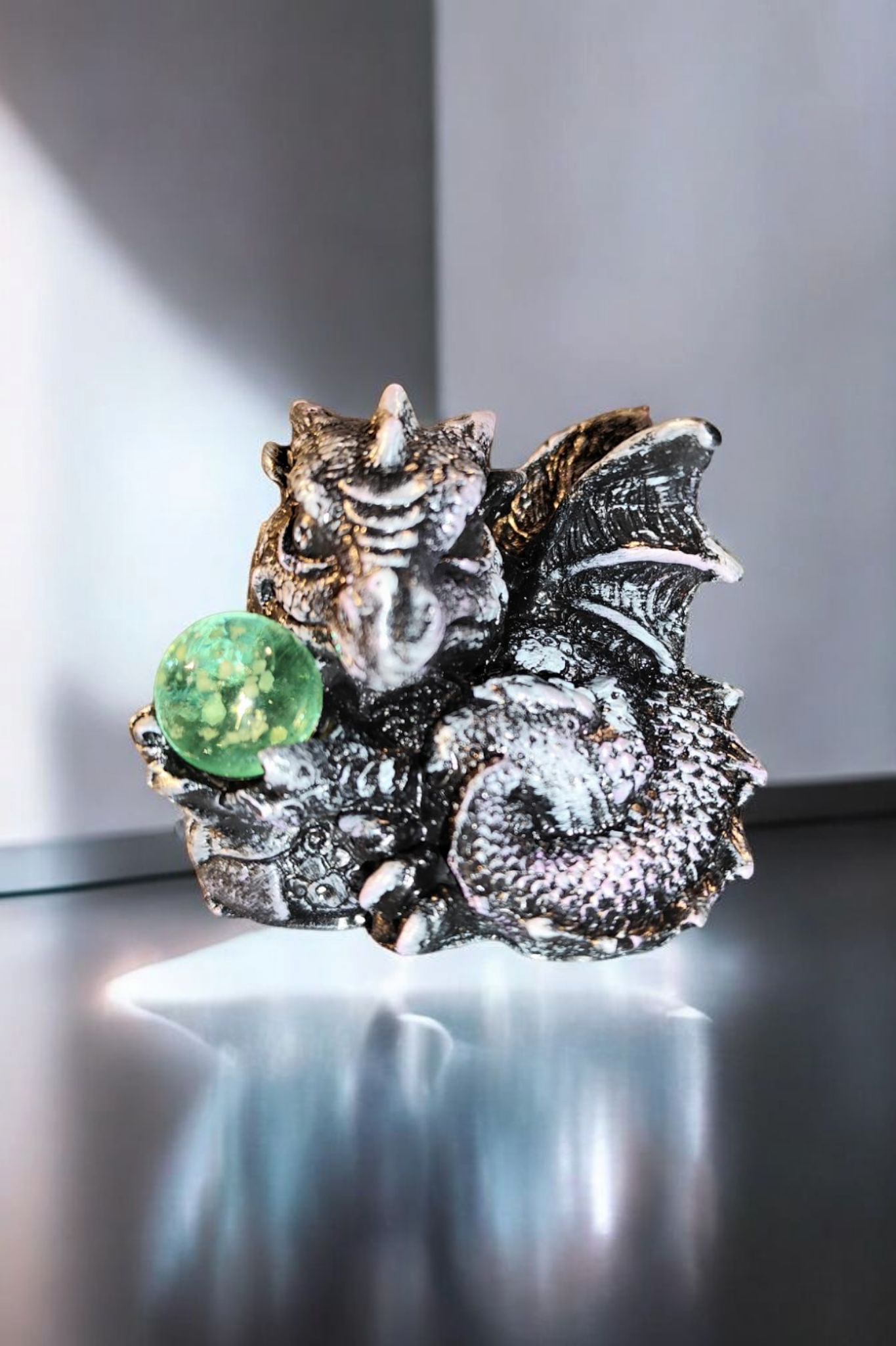 Dragon statue, the guardian of light