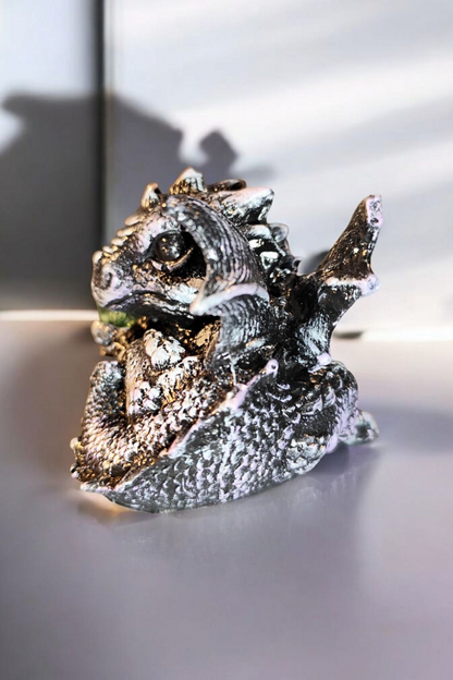 Dragon statue, the guardian of light