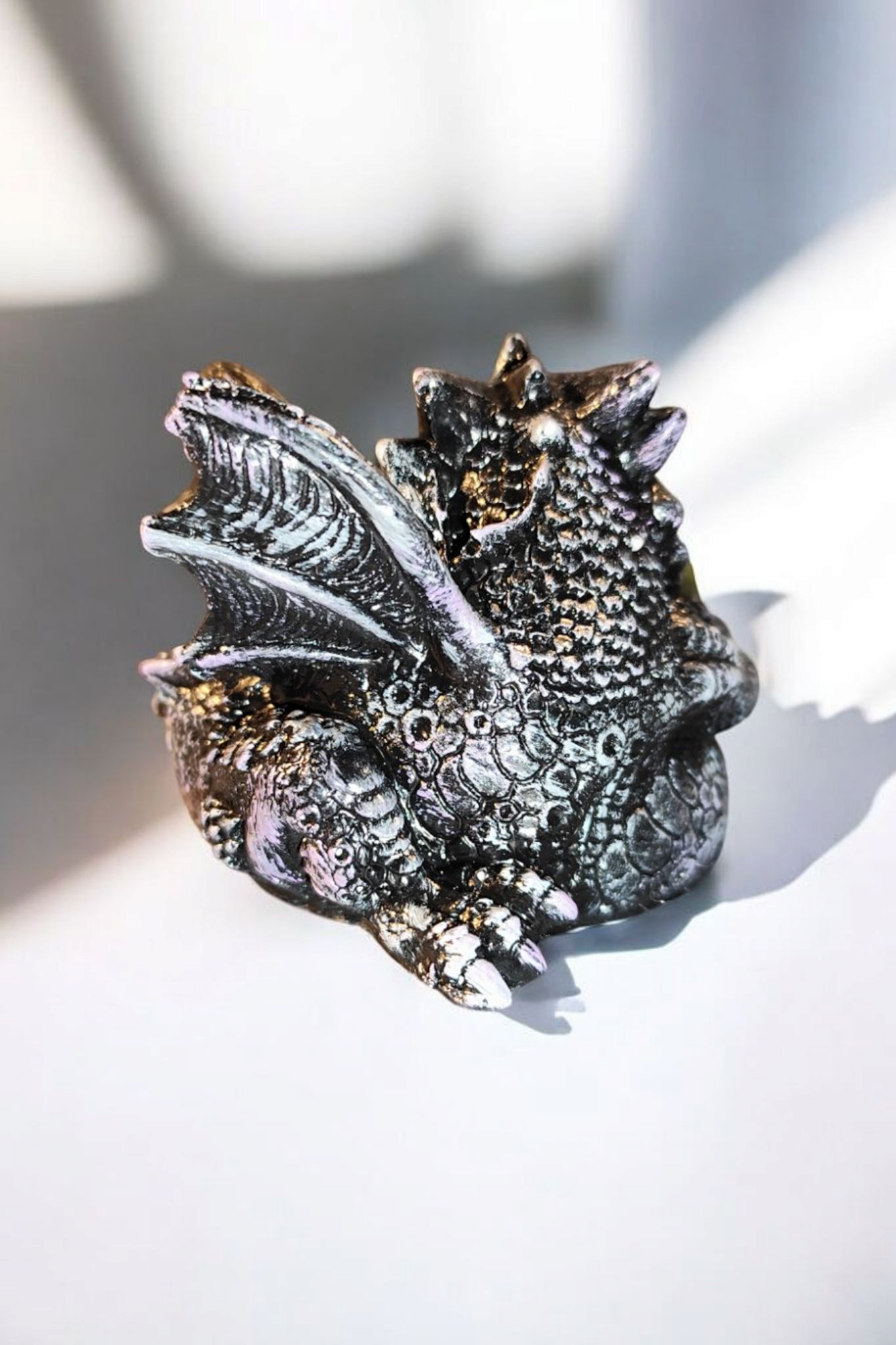 Dragon statue, the guardian of light