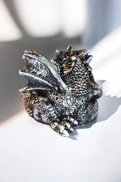 Dragon statue, the guardian of light