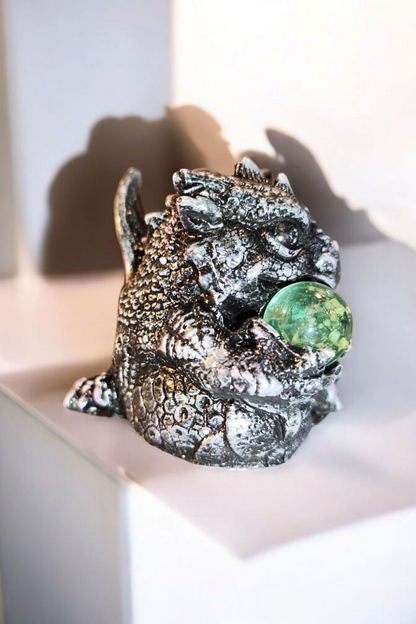 Dragon statue, the guardian of light