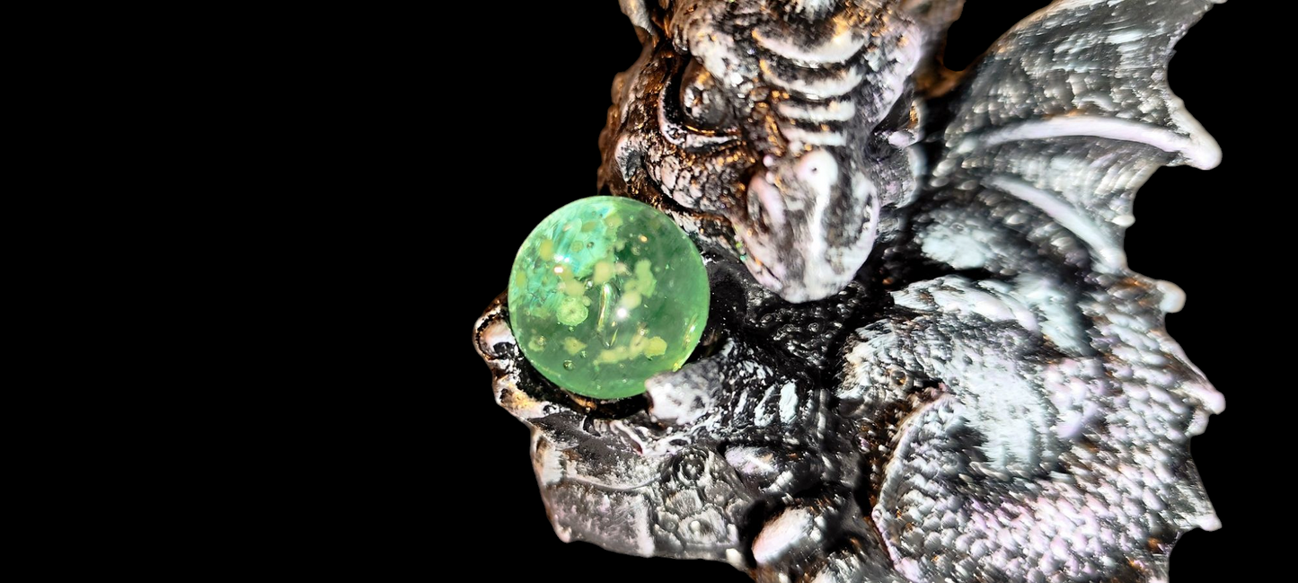 Dragon statue, the guardian of light