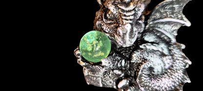 Dragon statue, the guardian of light