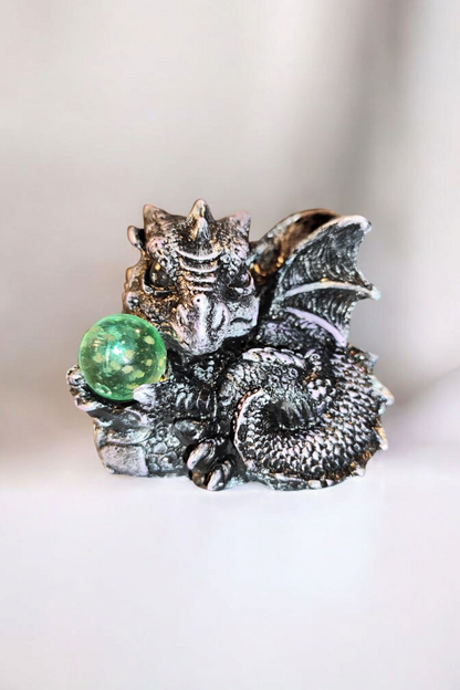 Dragon statue, the guardian of light