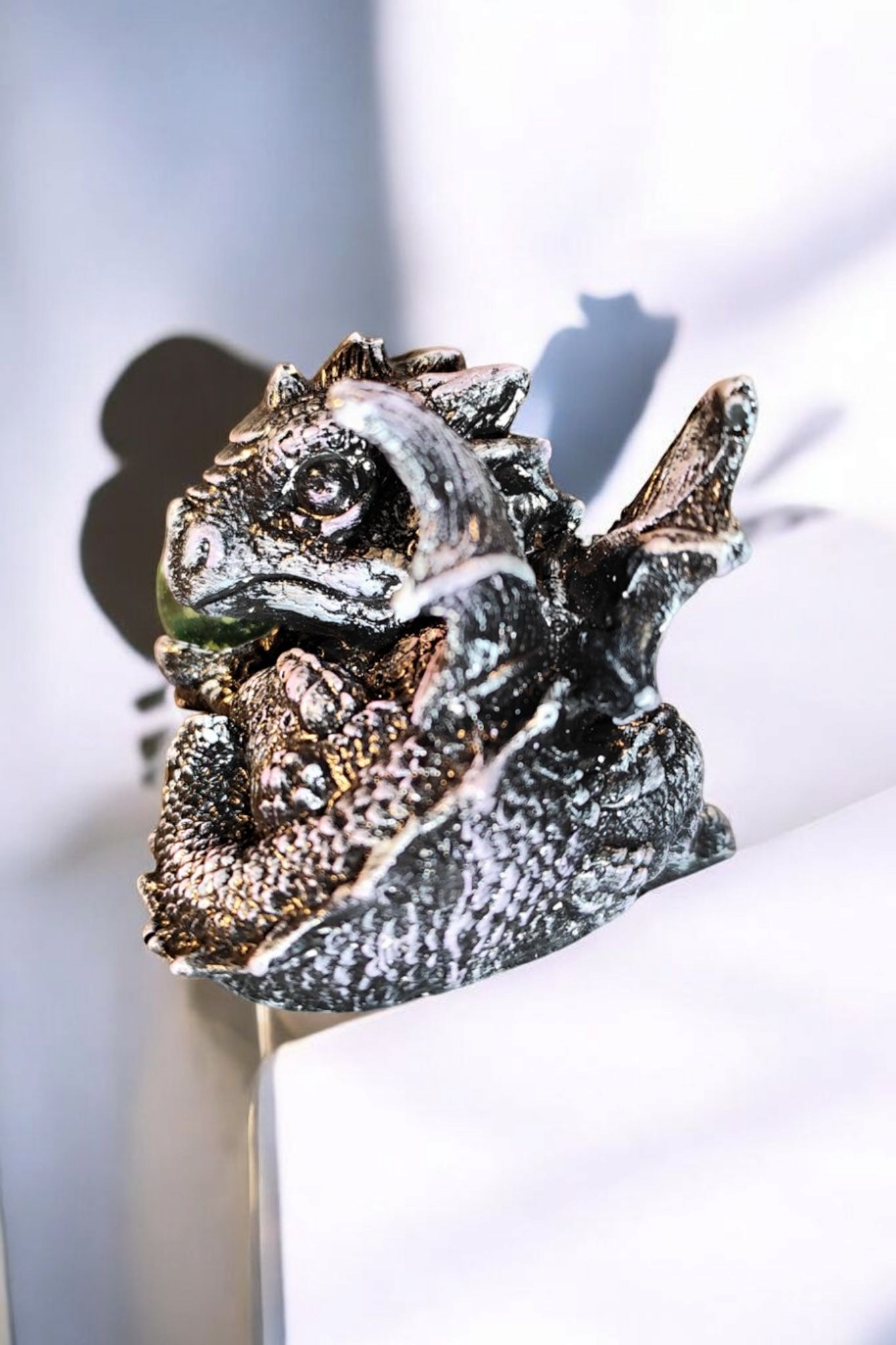 Dragon statue, the guardian of light