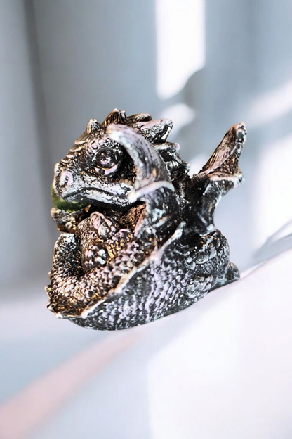 Dragon statue, the guardian of light