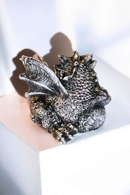 Dragon statue, the guardian of light