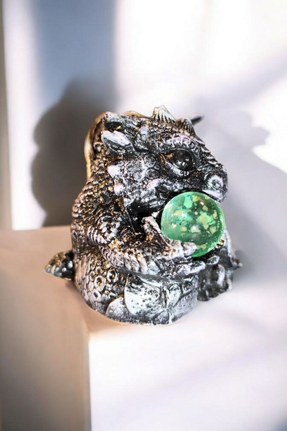 Dragon statue, the guardian of light