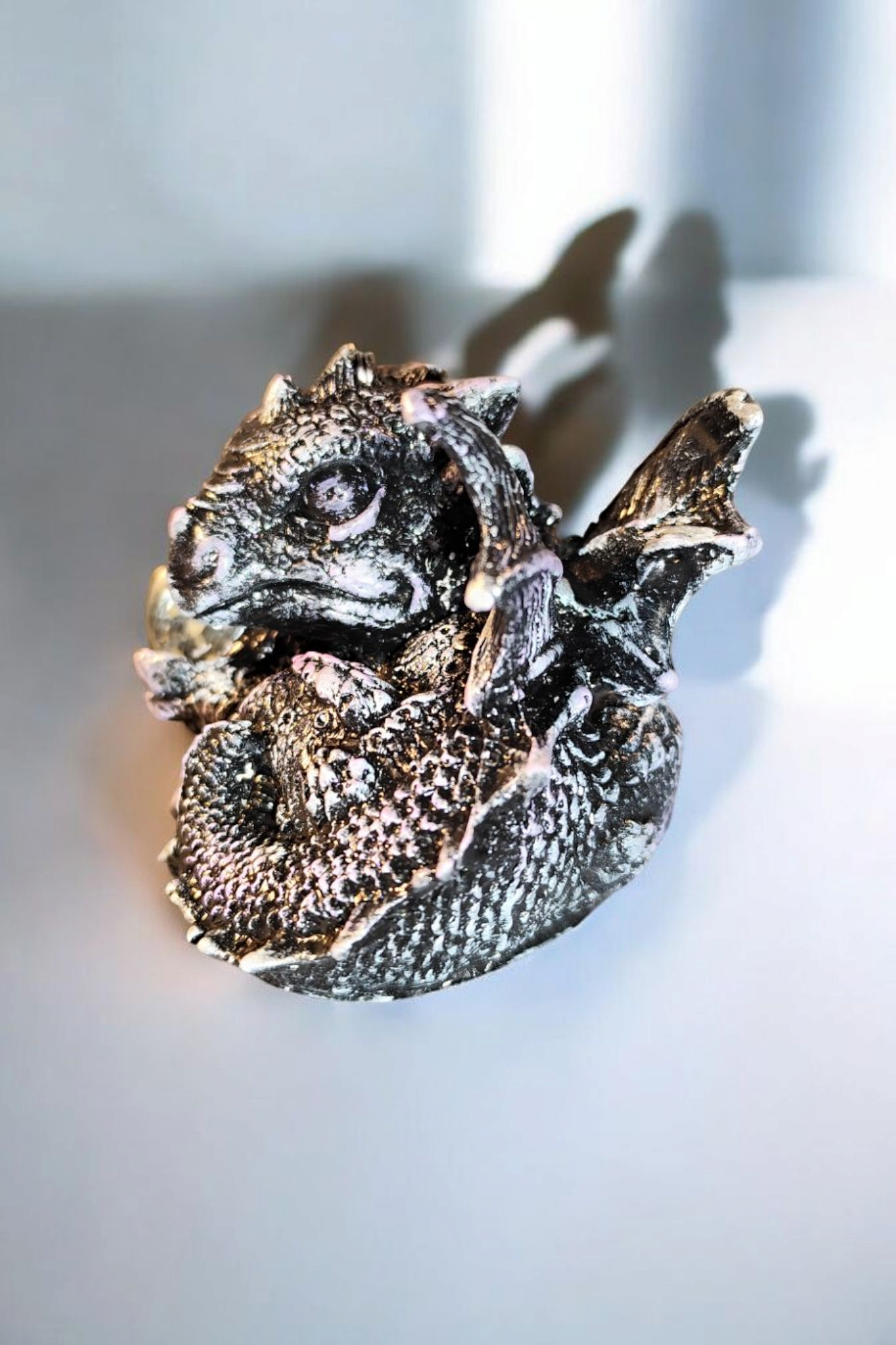 Dragon statue, the guardian of light