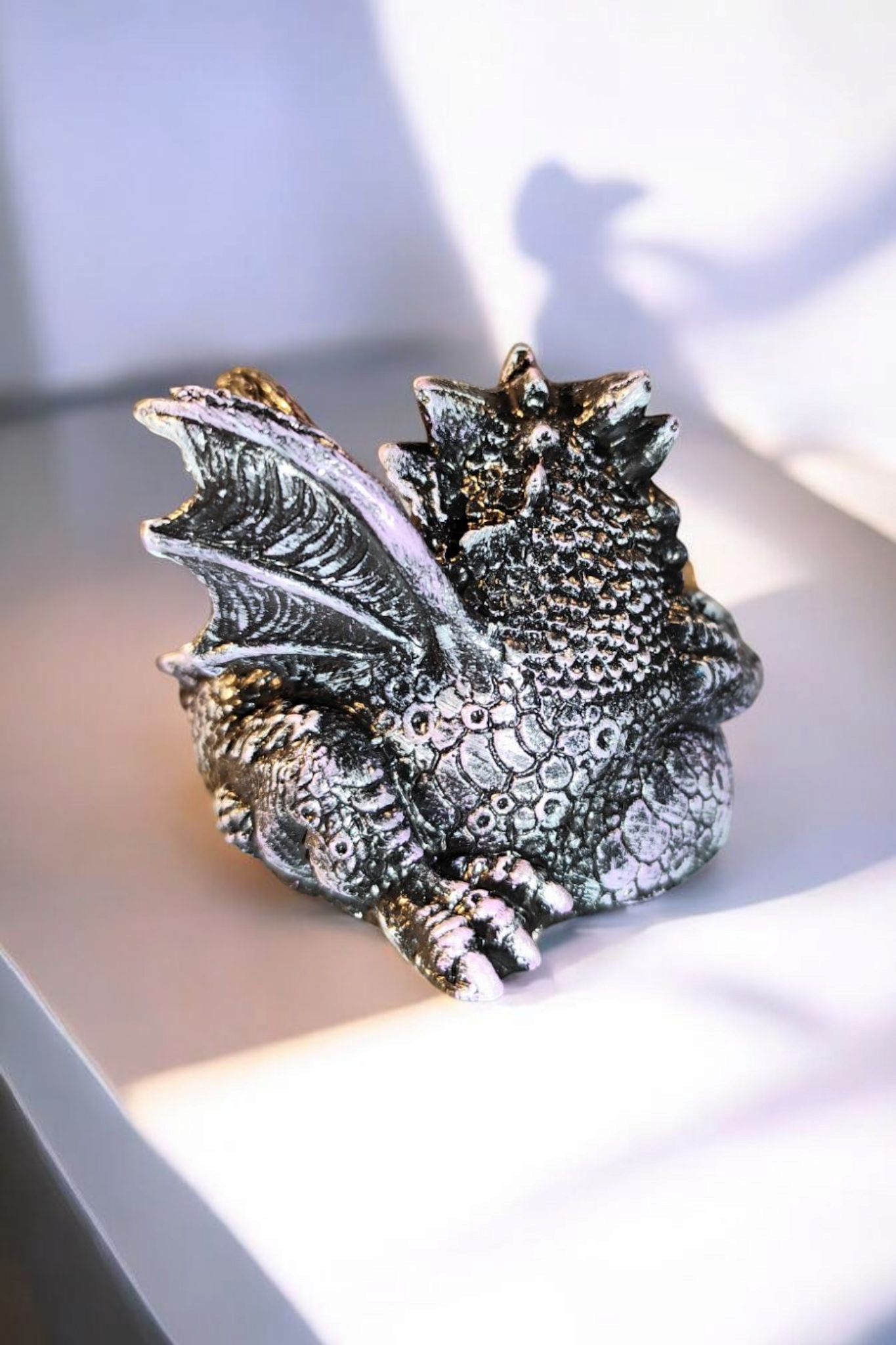 Dragon statue, the guardian of light