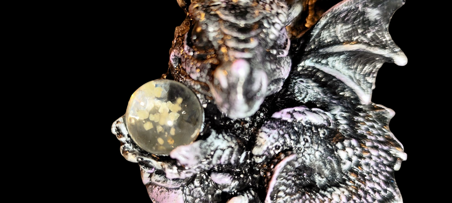 Dragon statue, the guardian of light