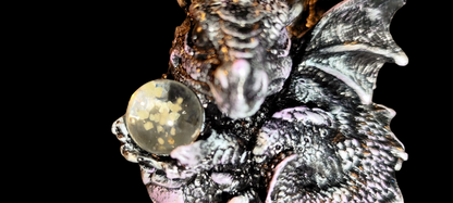 Dragon statue, the guardian of light