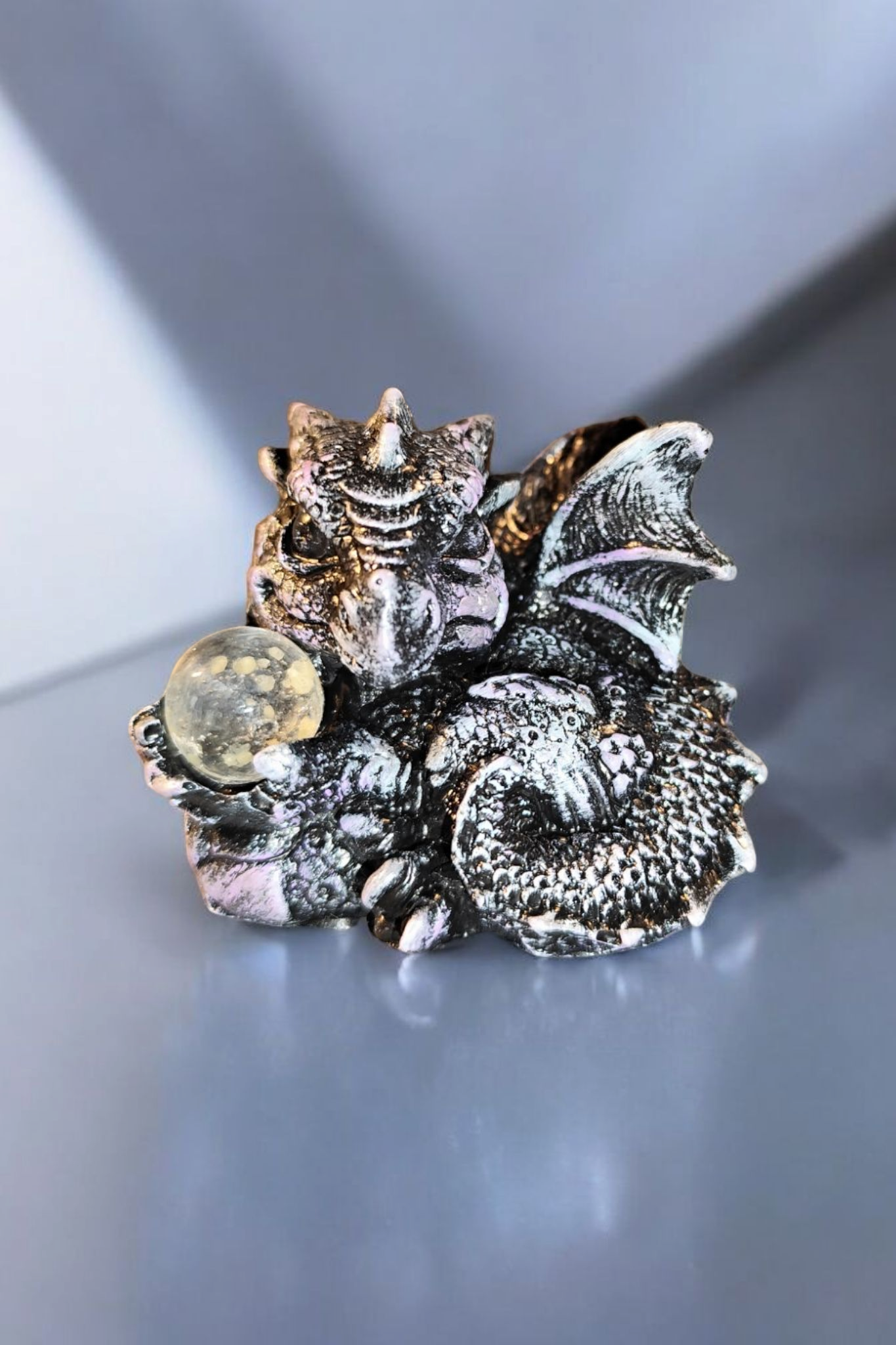 Dragon statue, the guardian of light