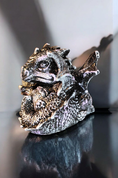 Dragon statue, the guardian of light