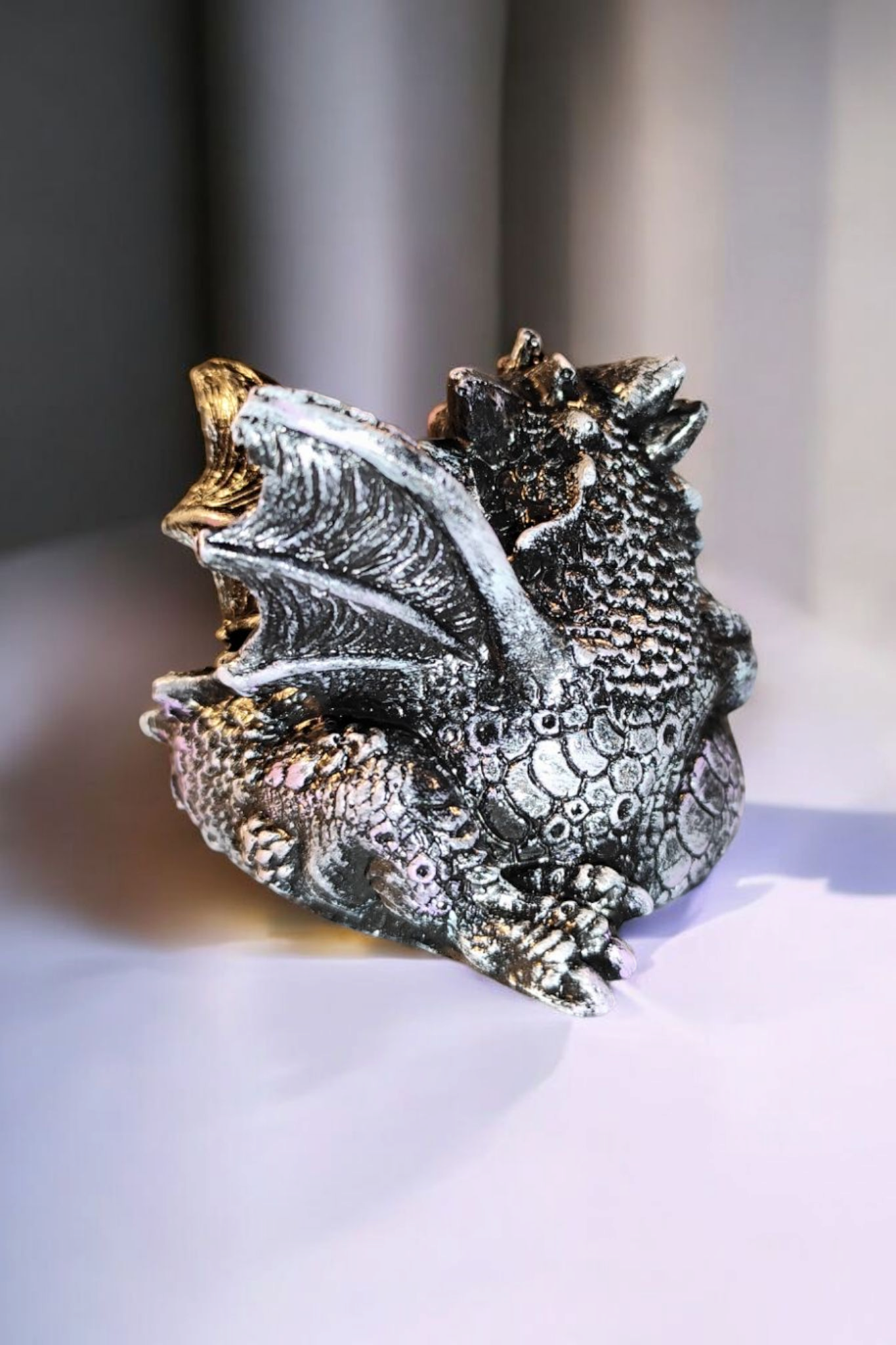 Dragon statue, the guardian of light