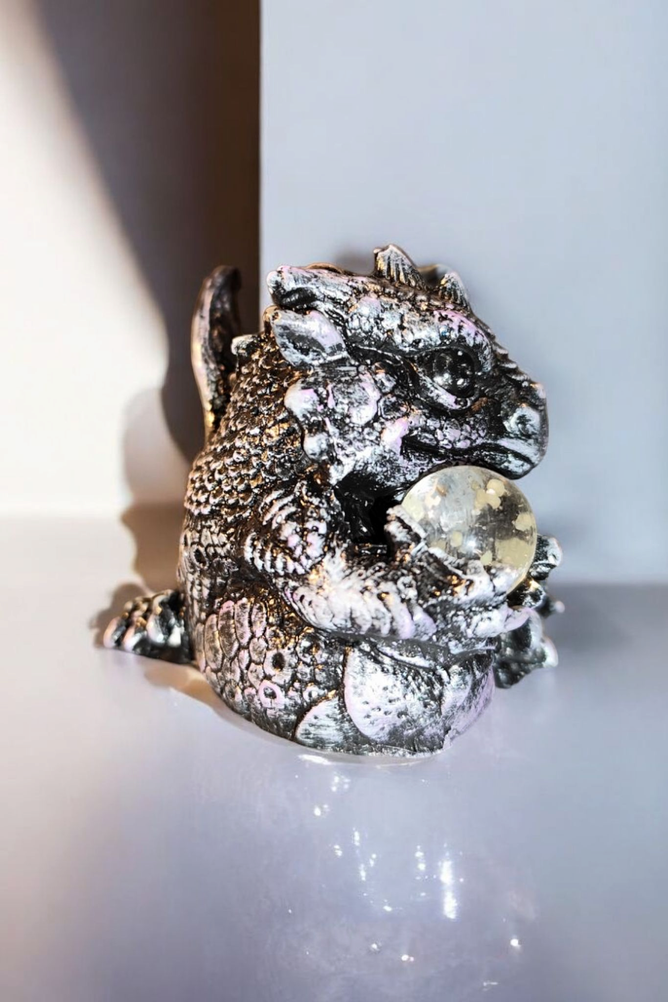 Dragon statue, the guardian of light