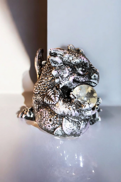 Dragon statue, the guardian of light