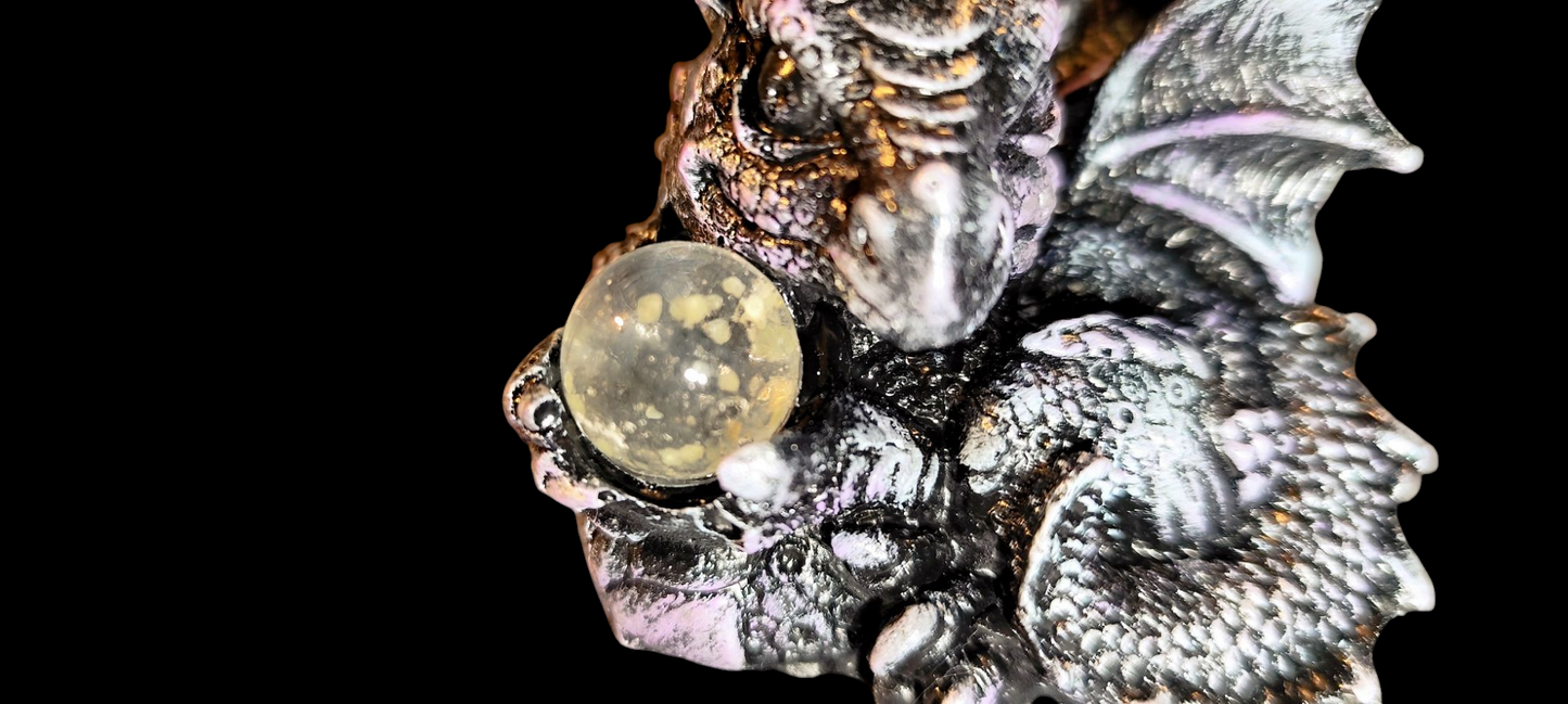 Dragon statue, the guardian of light