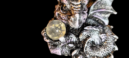 Dragon statue, the guardian of light