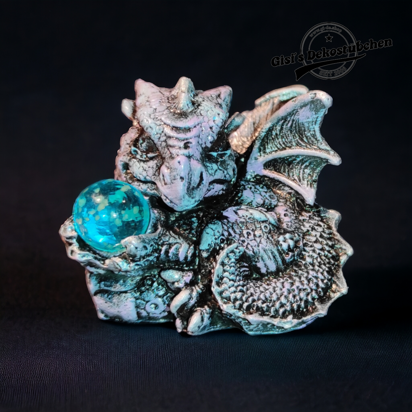 Dragon statue, the guardian of light