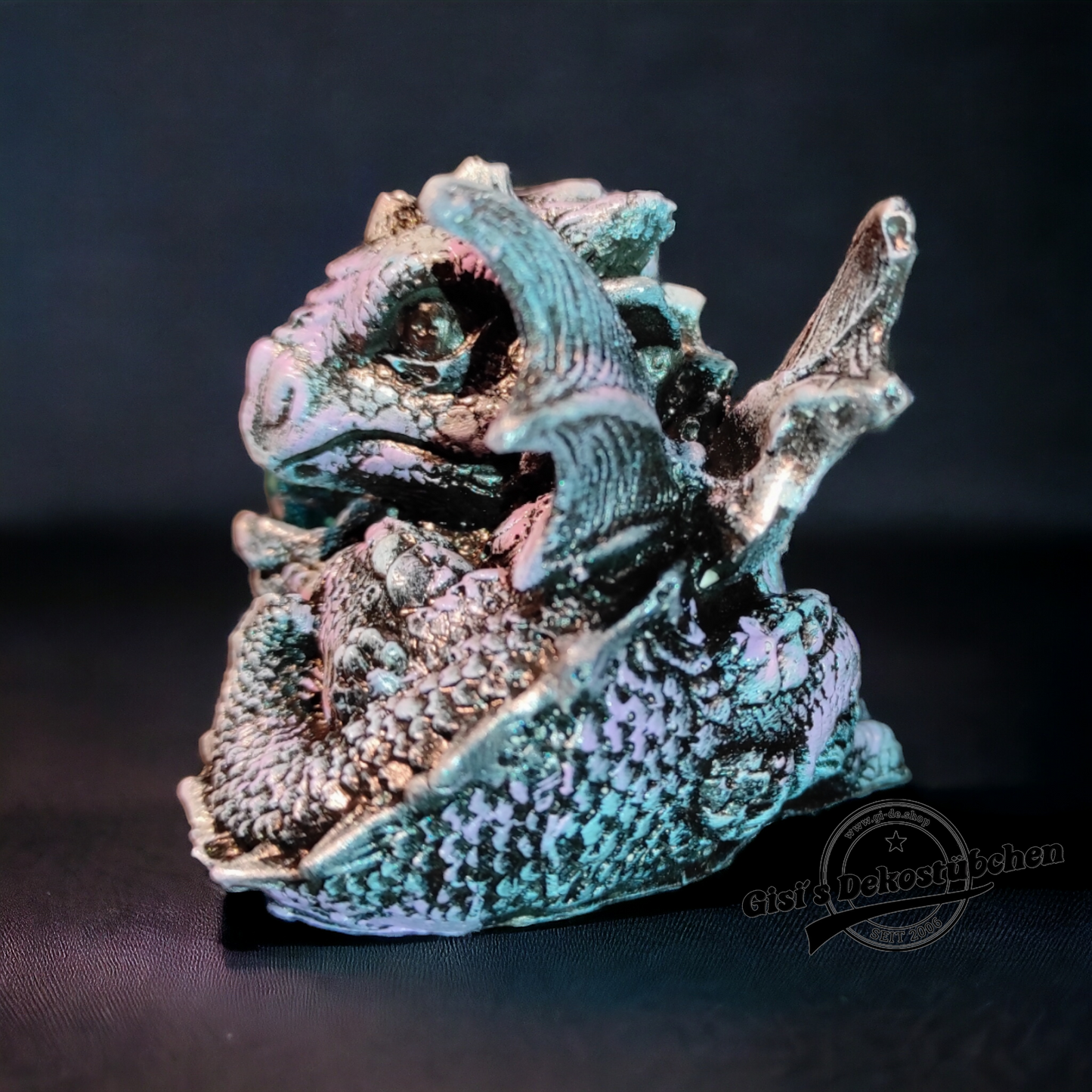 Dragon statue, the guardian of light