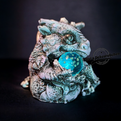 Dragon statue, the guardian of light