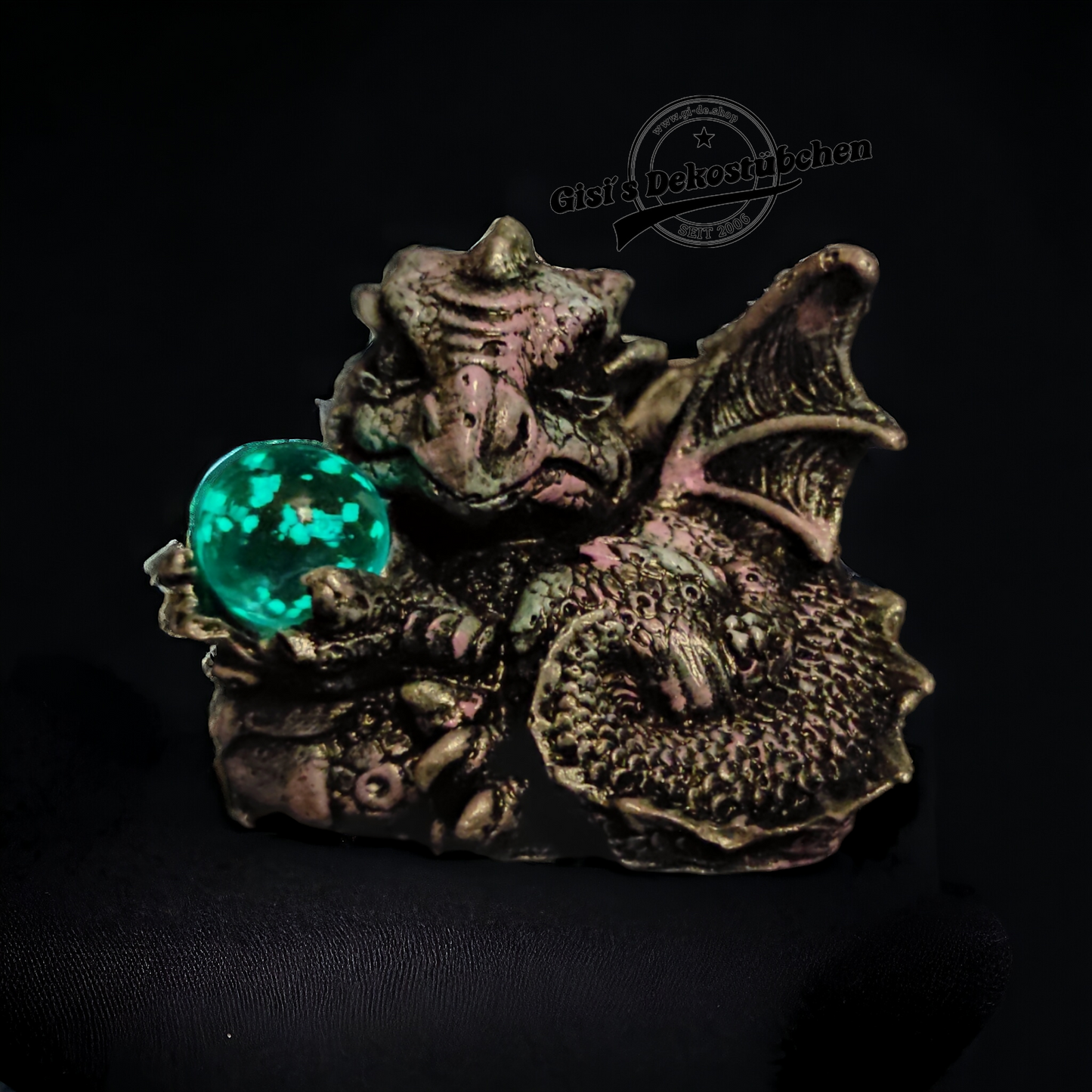 Dragon statue, the guardian of light