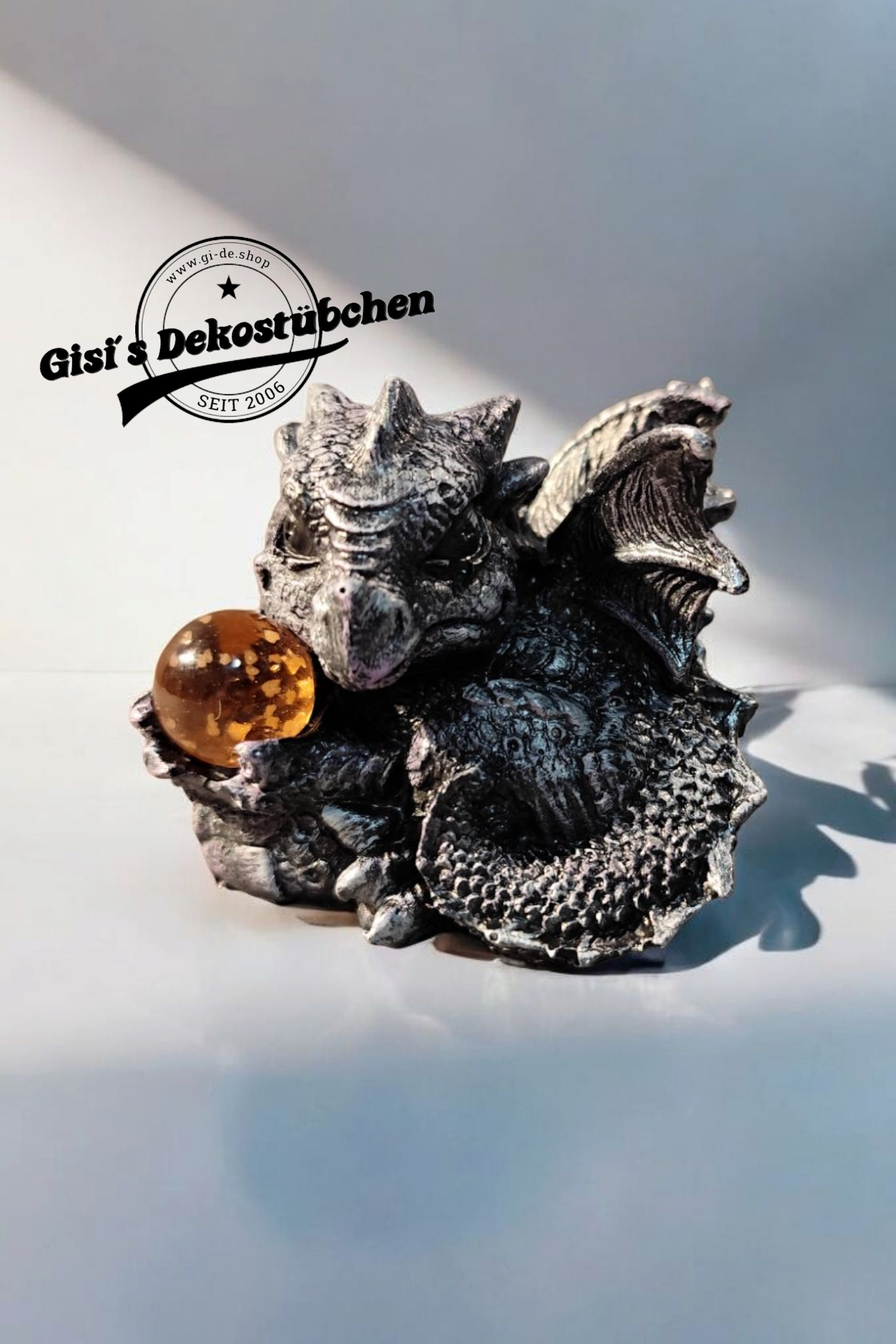 Dragon statue, the guardian of light