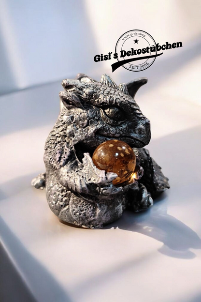 Dragon statue, the guardian of light