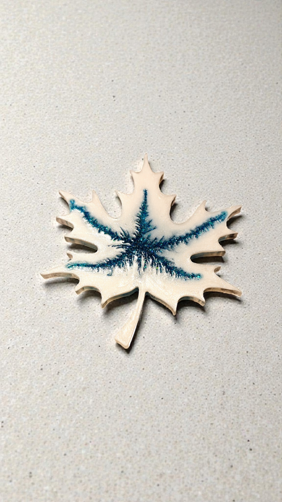 Epoxy resin maple leaf – Handmade decoration in your choice of colors | 9.5 cm