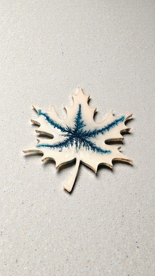 Epoxy resin maple leaf – Handmade decoration in your choice of colors | 9.5 cm