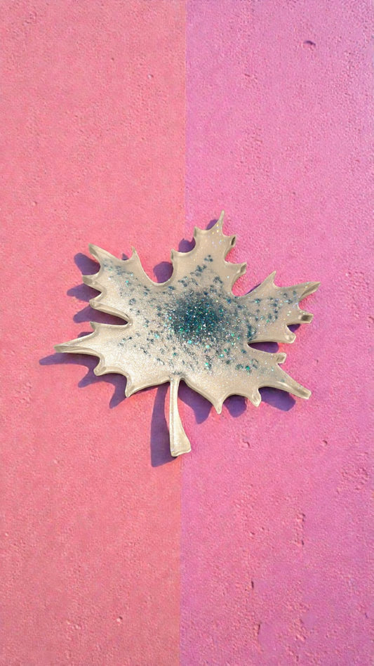 Epoxy resin maple leaf – Handmade decoration in your choice of colors | 9.5 cm