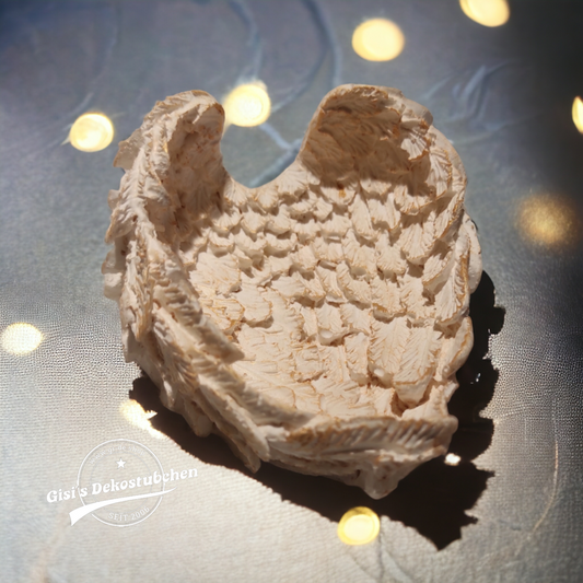 Ceramic wings as a shimmering bowl