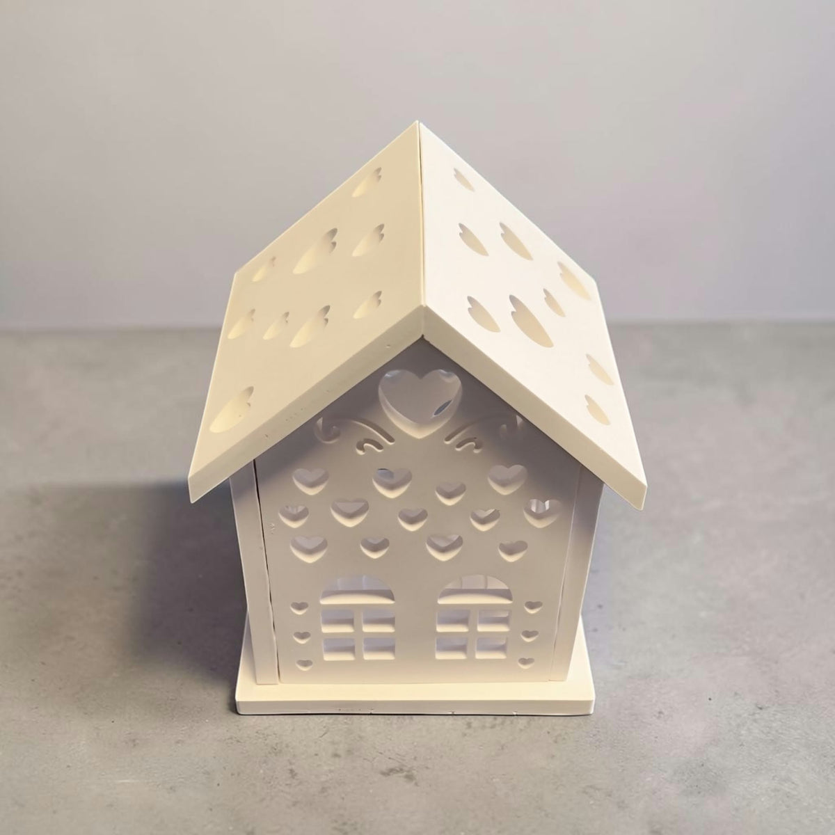 Handgefertigtes Keramik-Lichthäuschen mit Herzmotiven – ca. 16 cm