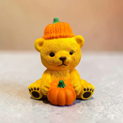 Herbst-Teddy mit Kürbis – handbemalte Keramikfigur