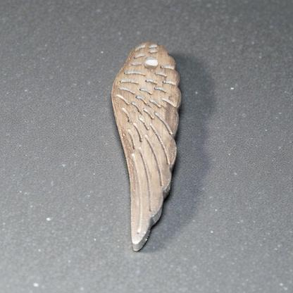 Small ceramic wings in gold or silver