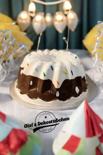 Mini Bundt cakes | Hand-painted Bundt cakes | Candlesticks | Cake slices | Cake slice