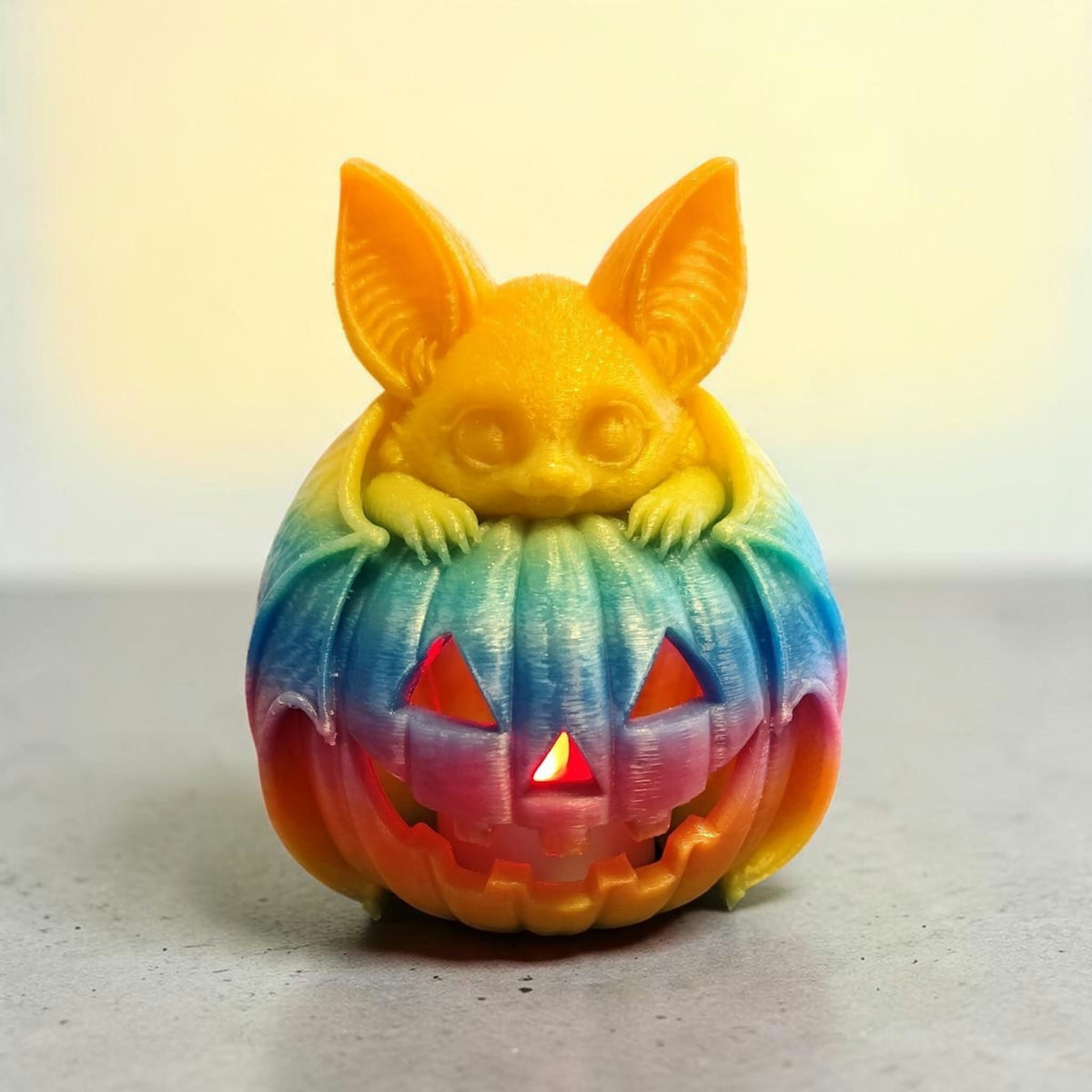 Niedliche Fledermaus auf Halloween-Kürbis – 3D-gedruckter LED-Teelichthalter in Wunschfarbe