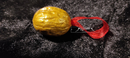 Nut with surprise, shiny nuts