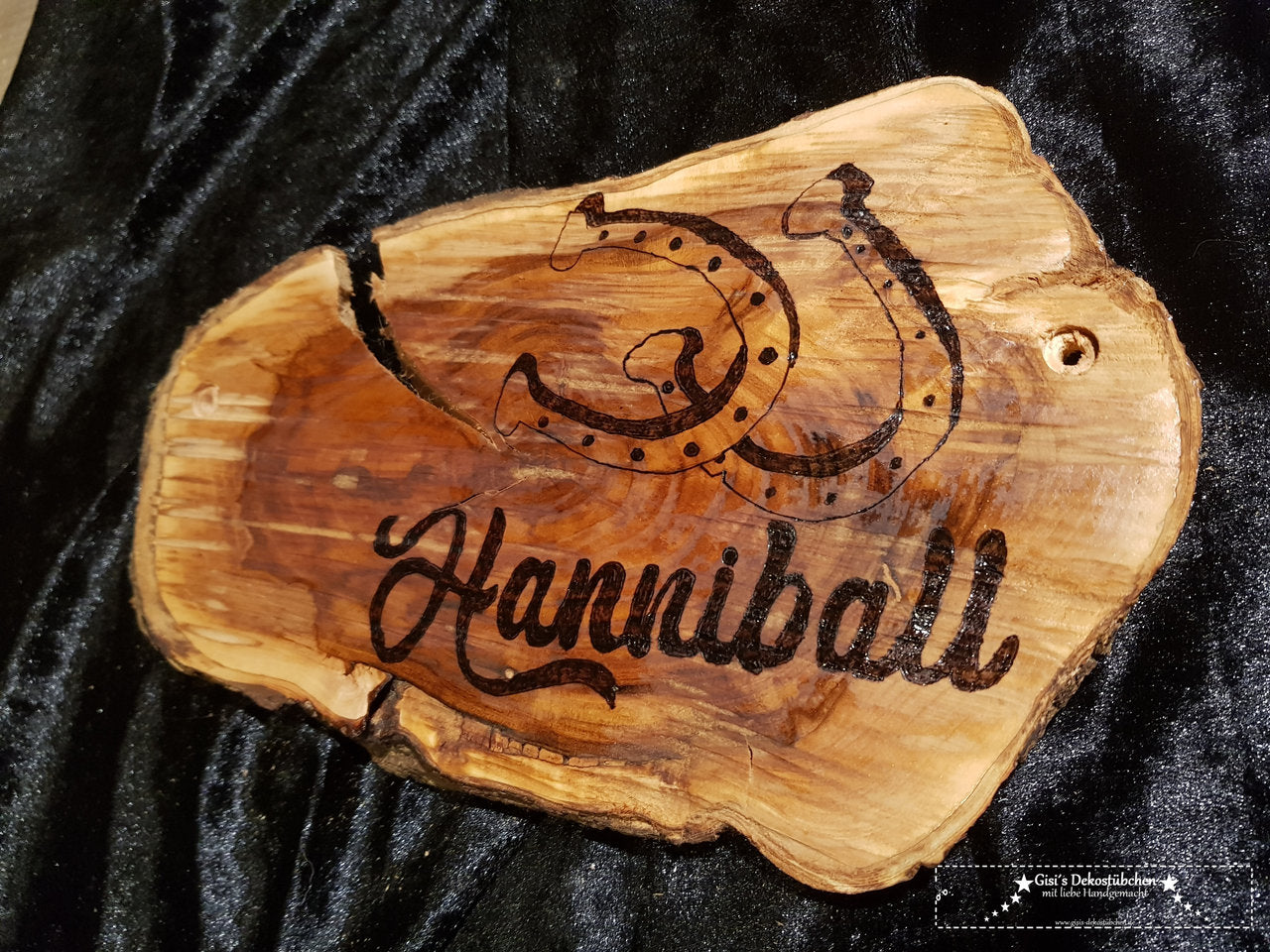 Bark discs as door and box signs for horses 