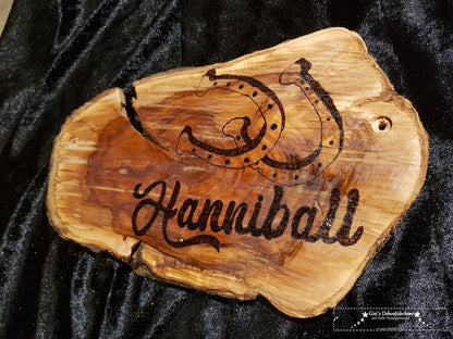 Bark discs as door and box signs for horses 