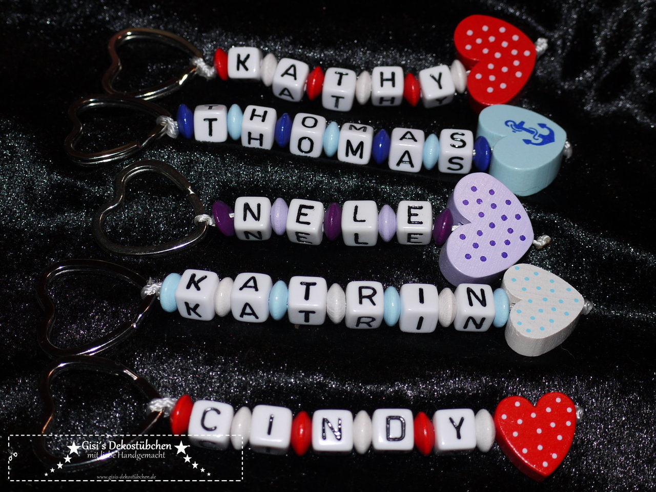 Keychains with name and heart motif in various colors 